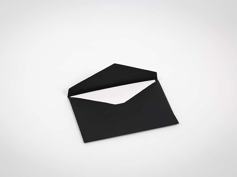 finitura-di-bustine-portabottone-per-vestiti